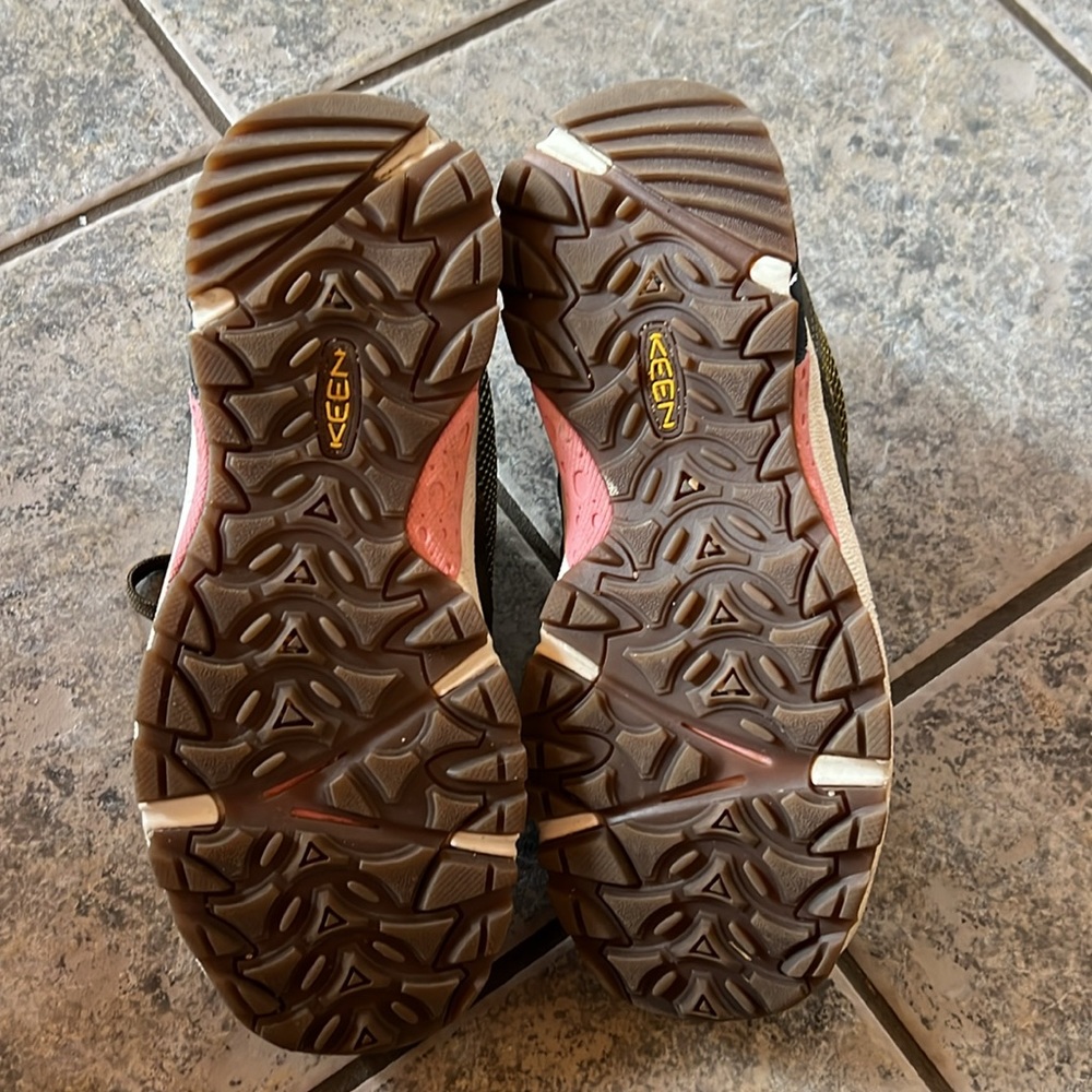 KEEN Women's Olive Green Mesh Hiking Shoes - Picture 3 of 4